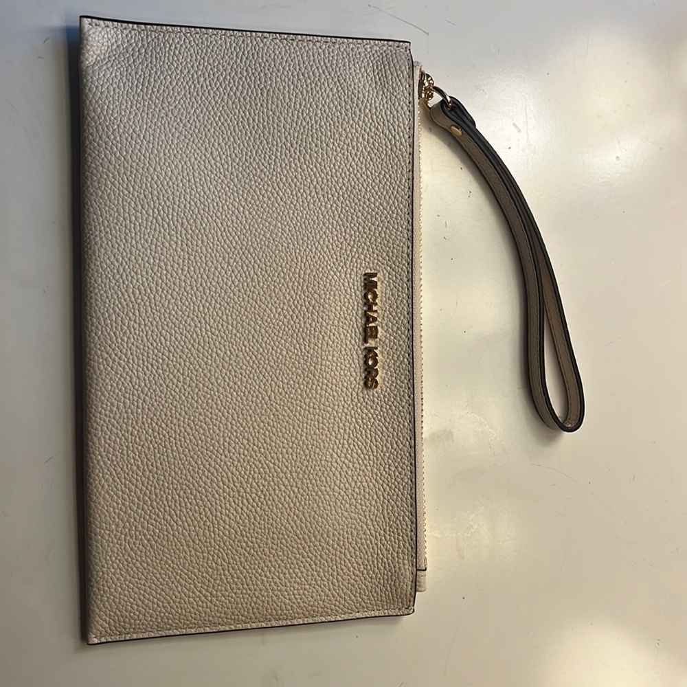 Micheal Kors wristlet